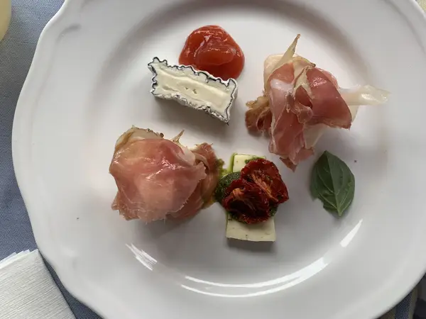 eloetel-sajt-sonka Előétel sajt, peszto, sonka, lekvár